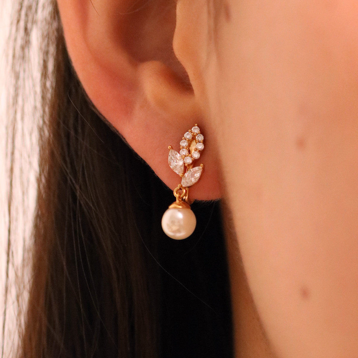 Laurel pearl drop clip on earrings-1